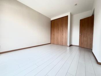 洋室２　反対側（南東側）にはバルコニーがついており、日中は日が差し込みます