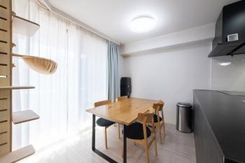 奥行きのあるキッチンとダイニングスペース