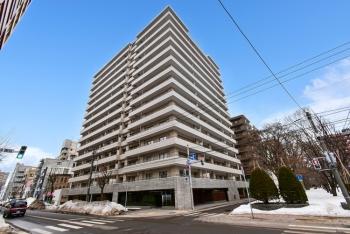 ミニ大通公園に面した南西角地に立地