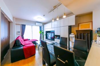 家具の配置がしやすい縦長約12.3帖のリビングダイニング。