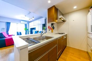 料理をしながらご家族や友人との会話を楽しめる、対面式キッチンが採用されています。