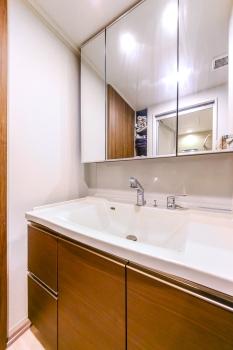 3面鏡が備わった洗面化粧台。ボウルとカウンターはお手入れのしやすい一体型です。