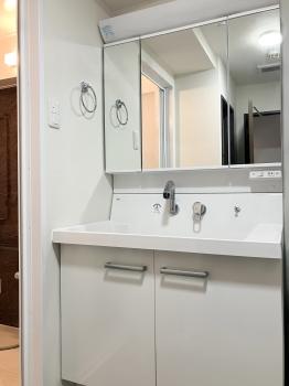 三面鏡付の洗面台（ＣＧで作成したリフォームイメージです。）