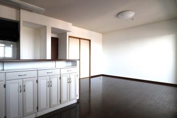 リビングダイニング　キッチンカウンター下には物入がございます