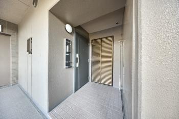 玄関はクランク形状で来客時も安心。視線が通りにくい設計です