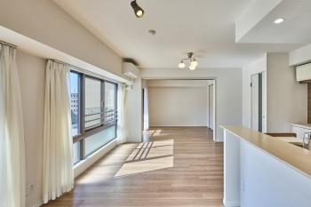 手前／リビングダイニング（約10.3帖）　奥／洋室（約5.3帖）