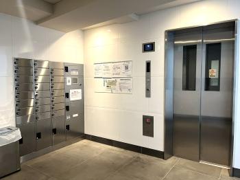 エレベーターホール　防犯カメラが設置されています