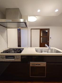 料理をしながら会話を楽しめる、対面式キッチンが採用されています。