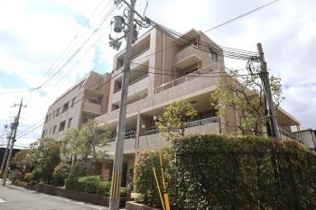 建物は南向きと東向きの2棟構成になっております。
