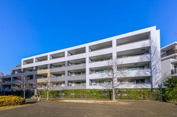 6階建ての5階部分の角住戸。遊歩道と広場に面した立地で眺望も良好です。