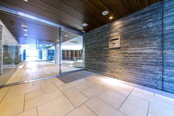 非接触キー対応、カメラ付きオートロック仕様のエントランス