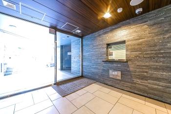 防犯カメラが設置されたエントランス