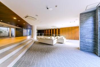 ソファーセットのあるエントランスロビー