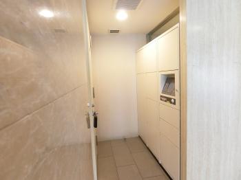 共用部に宅配ボックスがあるため、不在時にも荷物の受け取りが可能です。