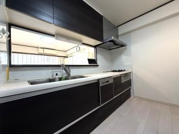 食器洗乾燥機付きのカウンターキッチンです。裏手にパントリーがございます。