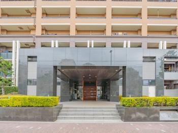 重厚な質感のエントランス