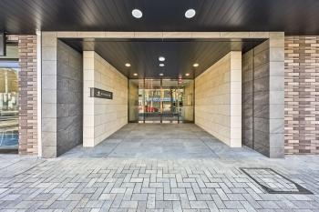 エントランスフロアはガラス張りにより、開放的でホテルライクな空間を演出します。