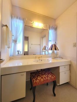 1階洗面室　大きな鏡とゆとりある洗面カウンターを備えた、ホテルライクな洗面室