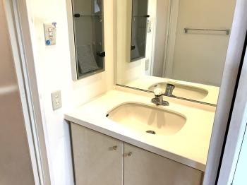 鏡の大きな洗面室