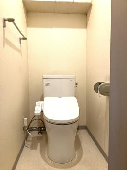 温水洗浄便座付きのトイレ