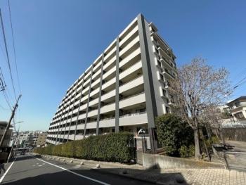 前面には歩車分離された歩道が整備