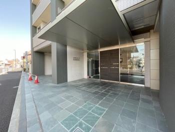 歩道から奥まった位置に設計され奥行き感のあるエントランス