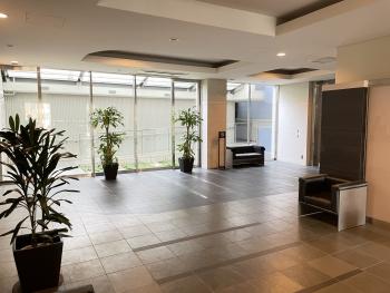 一面ガラス張り仕様のため、ゆとりと開放感があるロビー