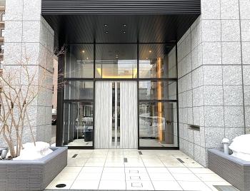 洗練されたスタイリッシュなデザインのエントランス入口