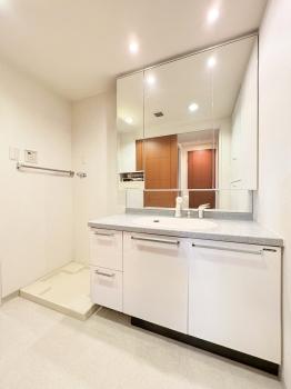 三面鏡洗面化粧台（CGで作成したリフォームイメージです。）