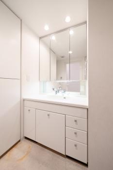 3面鏡が備わった洗面化粧台。ボウルとカウンターはお手入れのしやすい一体型です