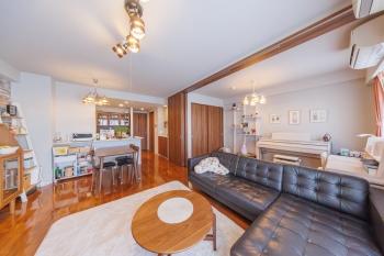 リビング・ダイニングには約5.5帖の洋室が隣接しており、一体利用が可能です。