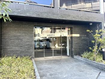 植栽の緑が周囲に彩りを添え、居住者や訪問者に心地よい雰囲気を提供します。