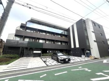 黒とグレーを基調としたタイル張りで高級感を演出する外観です。