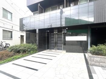 シンプルながら洗練されたデザインのエントランス。