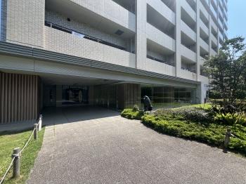 ライオンズシリーズならではのライオン像がエントランスの高級感を演出します。