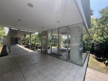 カーエントランスで雨の日も濡れずに送迎車を待つことができます。