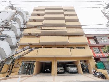 ブラウン調のタイルで統一されたモダンなフォルム