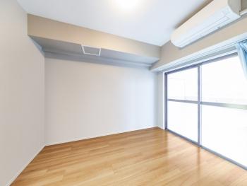 南東向きで陽当たり良好な明るい洋室（CGで作成したリフォームイメージです。）