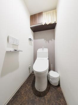 吊戸棚付きで収納力に長けたトイレ