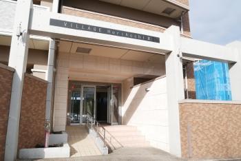 車いすやベビーカーをご利用の方でも出入りのしやすいスロープが設置されています