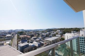 南東側バルコニーから西方向の眺望（眺望等は永続的に保証されるものではありません）