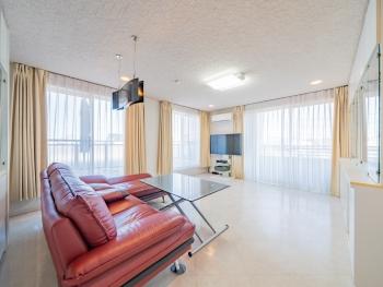 バルコニーとルーフバルコニーに面した明るく開放的なリビングダイニング