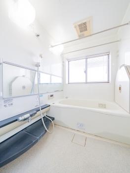 追い焚き・浴室換気乾燥機・ジェットバスを備えた窓付きのユニットバス