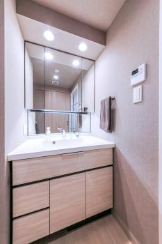 三面鏡裏収納付き洗面化粧台、カウンター一体型洗面ボウル、吊戸棚