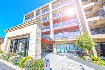 車寄せと庇のあるエントランス