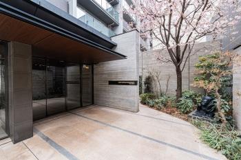 木目の軒天材を使用した重厚なエントランス