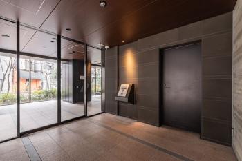 不審者や勧誘員などが建物内に立ち入るのを防いでくれるオートロック付き