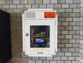 エントランスにはAEDが設置されており緊急時にお使い頂けます。