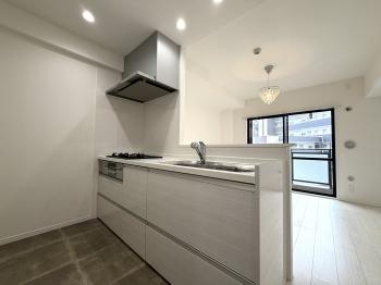 料理をしながらご家族や友人との会話を楽しめる、対面式キッチンが採用されています。