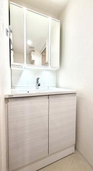 三面鏡タイプの洗面化粧台。朝の準備もはかどりますね。